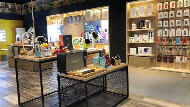 Продажи смартфонов в России в марте упали вдвое