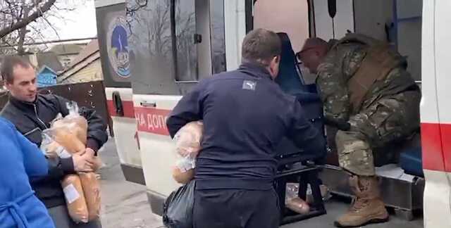 Полицейские под обстрелом эвакуировали раненых гражданских жителей из Марьинки