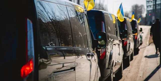 Литовский клуб журналистов передал украинским воинам 33 автомобиля