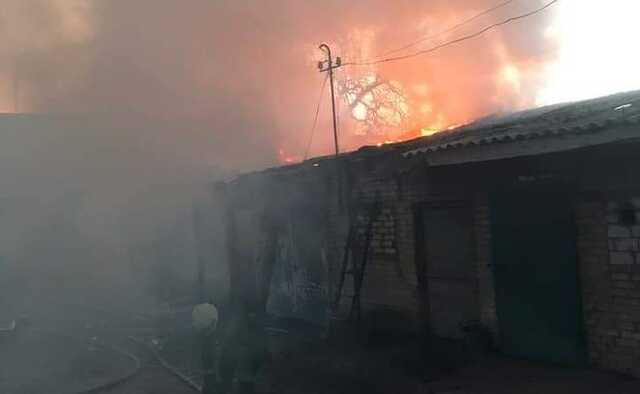 Российские оккупанты обстреляли Рубежное: пожар возник в двух жилых домах