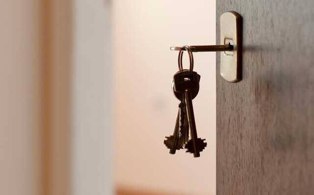 Волосы на посуде и $1500 в месяц: как "мародеры" зарабатывают на украинских переселенцах