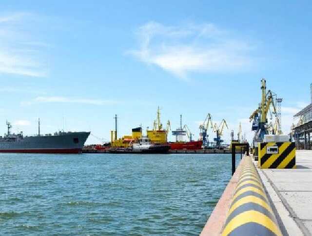 Российские оккупанты обстреляли ледолом "Капитан Белоусов" в порту Мариуполя: есть погибший