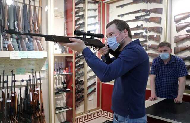 Россияне в ожидании обнищания начали покупать сейфы, оружие и охранные системы