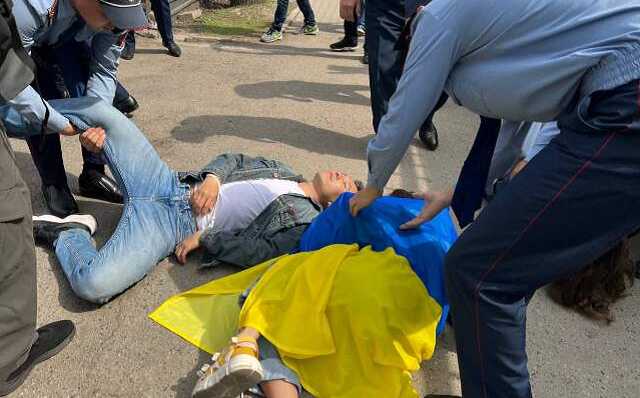 В Казахстане задержаны активисты, вышедшие на мирный протест с флагами Украины