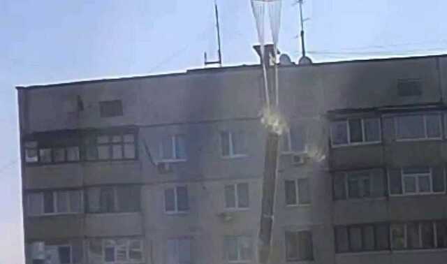 В сети показали фото снаряда на парашюте во время обстрела Харькова