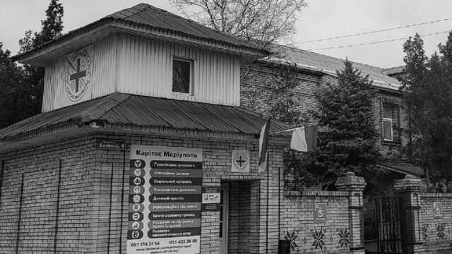 В Мариуполе из танка расстреляли здание благотворительного фонда "Каритас": погибли люди