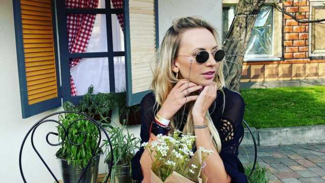 С окровавленными руками: актриса "Женского квартала" вышла на акцию поддержки в Лондоне