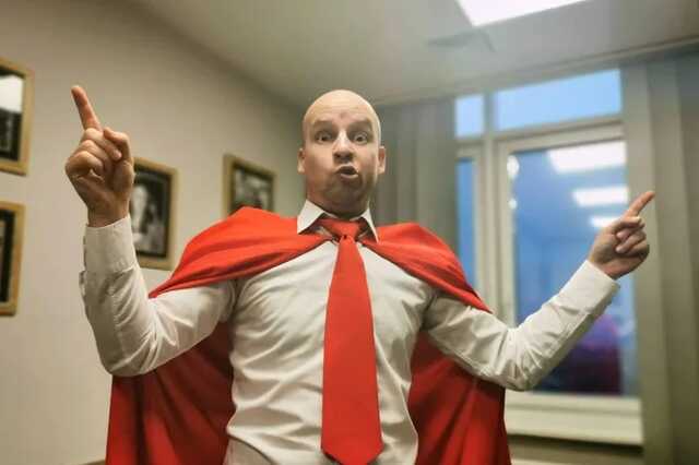 Звезда "95 квартала" показал превентивный удар клюшкой по Лукашенко