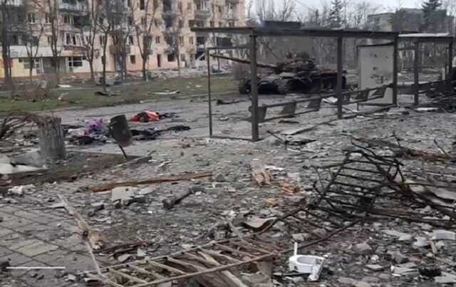 Россия создает в Мариуполе гетто: жителей заставляют одевать белые ленты для "приманки" снайперов