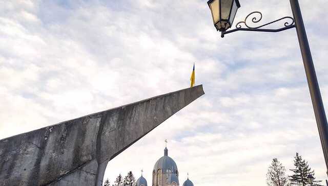 В Тернополе вслед за Пушкиным демонтировали памятник советскому самолету