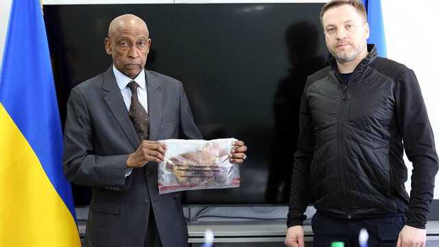 Монастырский передал представительству ООН окровавленную детскую игрушку с вокзала в Краматорске