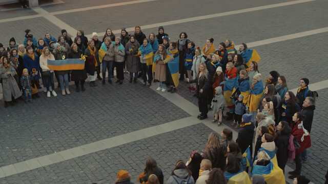 Украинская беженка в Вильнюсе с 300 литовцами спела "Ой у лузі червона калина"