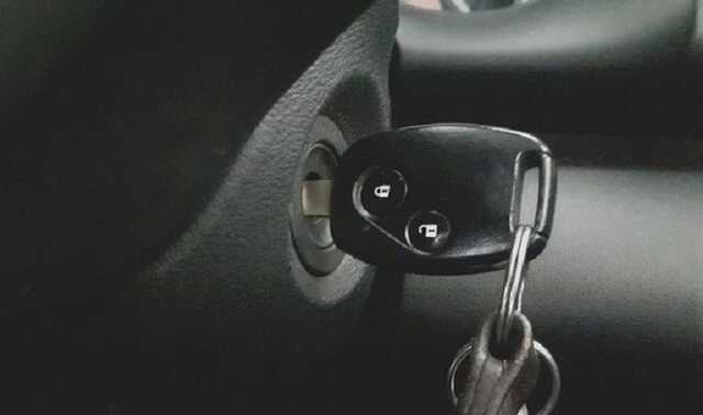 В Киеве мужчина от имени теробороны пытался завладеть чужой машиной