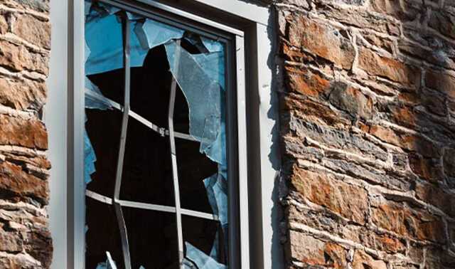 Две ракеты оккупантов сбили в Запорожье: Женщина получила травмы от обломков стекла