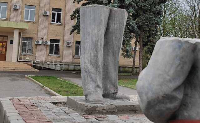 В Геническе рашисты вывесили советское знамя и восстановили памятник Ленину