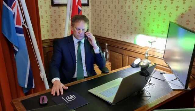 Британский министр приютил у себя дома большую украинскую семью с собакой