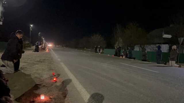 На Ивано-Франковщине жители ночью на коленях встретили погибшего Героя-разведчика