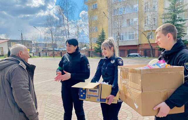 Полицейские проведали дедушку, который самостоятельно эвакуировал свою семью в Ивано-Франковск