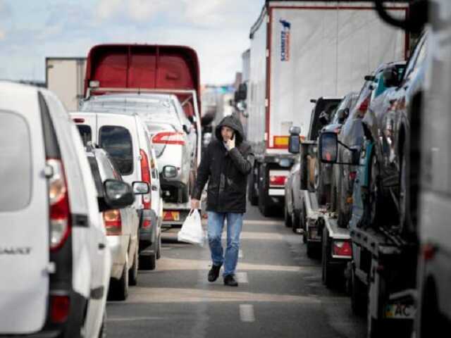 Бесплатная растаможка евроблях привела к очередям на въезд в Украину