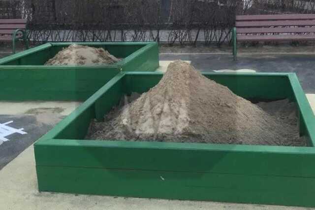 В Москве устроили "войну" с детской песочницей, выкрашенной в цвета флага Украины