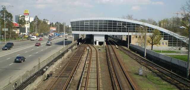 В Киеве возобновили движение поездов на наземной части красной линии метро