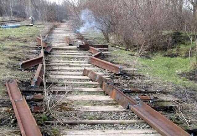 Оккупанты нанесли ракетные удары по Днепропетровщине и разбили вдребезги железнодорожное полотно