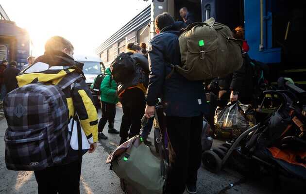 Кого выпустят за пределы Украины во время военного положения: список и документы