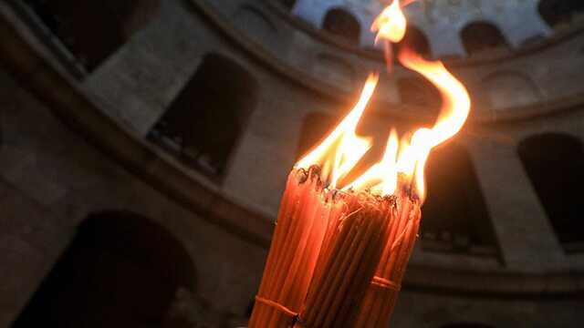 Из-за войны Благодатный огонь впервые не доставляли в Украину самолетом