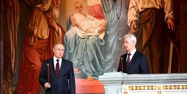 Кремль опубликовал старые фото Путина, выдав их за пасхальное богослужение 24 апреля