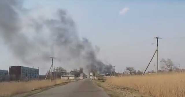 В Уссурійську спалахнула пожежа на авіабазі, валить дим