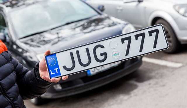 Украинцы начали зарабатывать на евробляхах: на границах огромные очереди, а стоимость авто упала