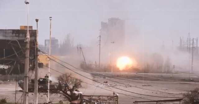 Окупанти ведуть вогонь із танку в одному з районів Маріуполя: відео
