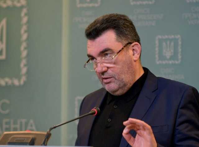 "Враг пытается пробить оборону": Данилов рассказал, где идут тяжелые бои