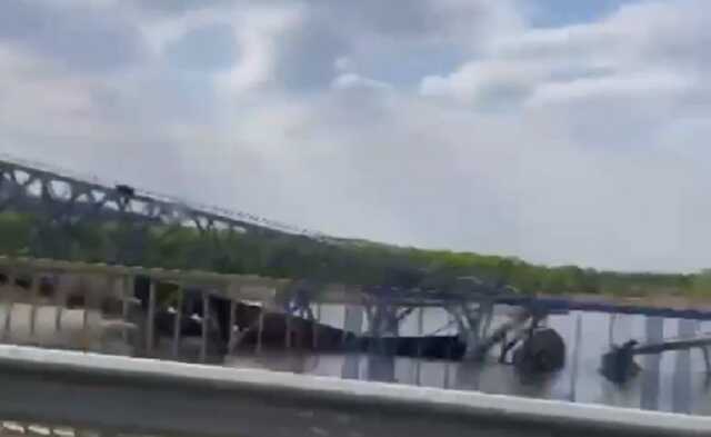 На Донетчине подорвали важный мост вместе с вагонами