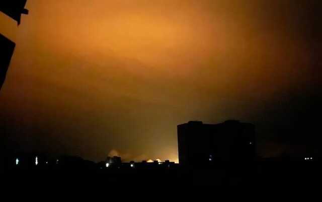 Оккупанты нанесли удары по Харькову: в одном из районов начался мощный пожар