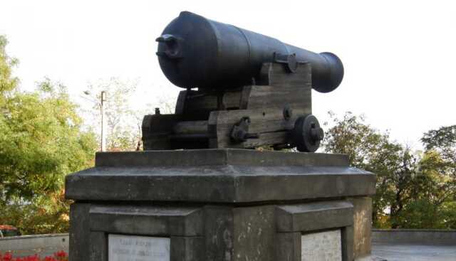 В Одессе с памятника пушки сняли табличку "Слава русскому оружию"