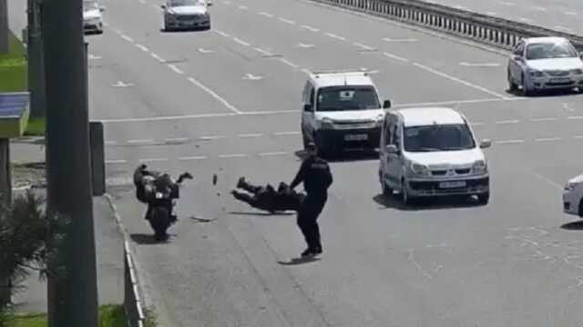 В Днепре мотоциклист специально сбил полицейского, уходя от погони