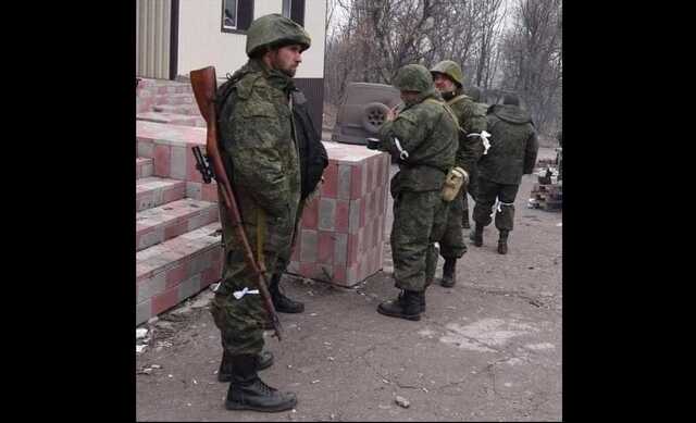 На окупованій Луганщині "мобілізованим" видають застарілу зброю: гвинтівки Мосіна й радянські каски