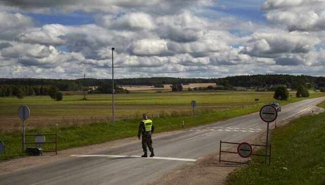 В Сумской области пограничники уничтожили флаг РФ на украинской наблюдательной башне