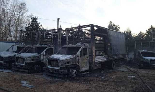 В Тверской области в масштабном пожаре сгорело 38 грузовиков