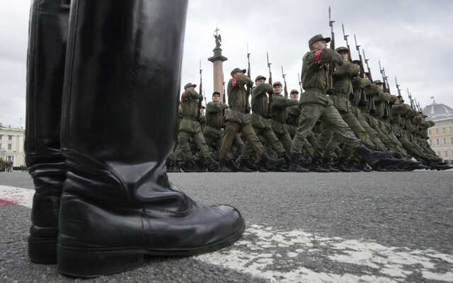 Возможны провокации "разодетых" подразделений: в Токмаке россияне массово переодеваются в форму ВСУ