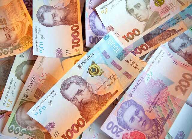 Українець намагався перелізти через паркан до Словаччини із мільйоном гривень готівки