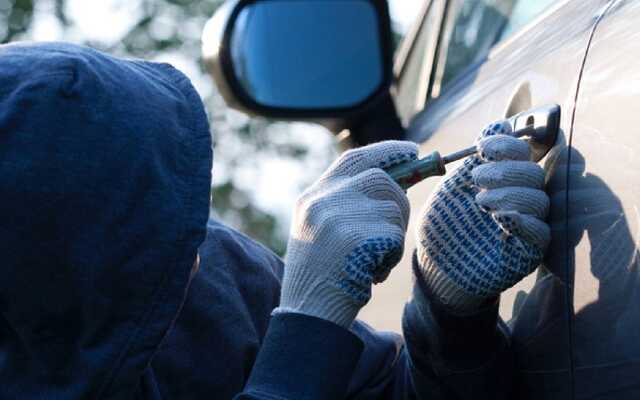 У Києві викрили мародерів, які викрадали машини з парковки аеропорту "Жуляни"