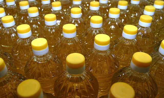 Военные РФ вывозят подсолнечное масло из Запорожской области