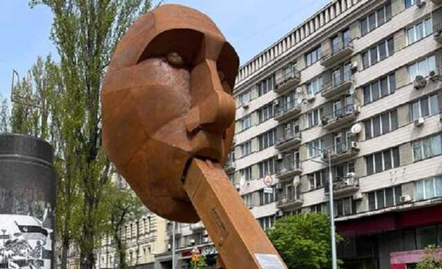 "Намек Путину. Надеемся, послушается". В Киеве появилась инсталляция "Zaстрелись"