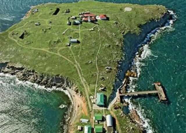 В Минобороны подтвердили удар по катеру и "Торам" РФ возле Змеиного