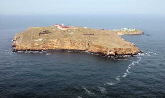 Біля берегів Зміїного затопили три десантні катери РФ, ще один – підбили