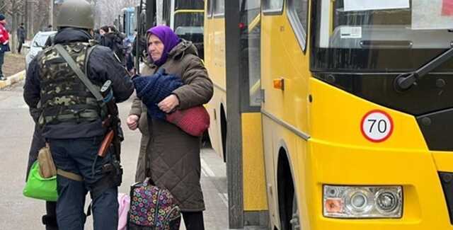 Оккупанты обстреливают "дорогу жизни". Эвакуация из Луганской области прекращена