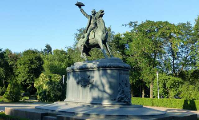 "Російський військовий, бери і йди": в Ізмаїлі пам’ятник Суворову обклали побутовою технікою