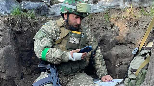 Прославленный профессор, читающий лекции на фронте, радуется явке студентов